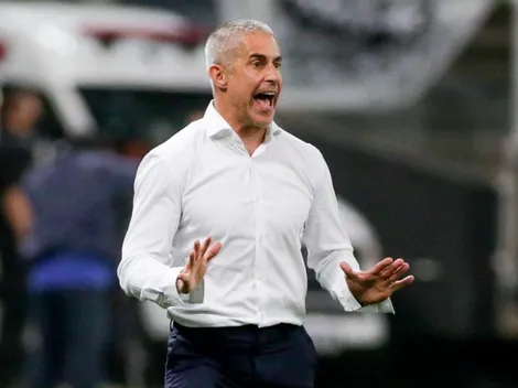 Após ser vaiado, Sylvinho expõe ambiente interno no Corinthians