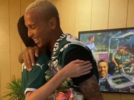 Deyverson surpreende torcedor deficiente visual do Palmeiras e emociona a web: 'Coração enorme'