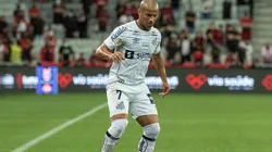 Carlos Sánchez durante partida contra o Athletico-PR (Robson Mafra/AGIF)