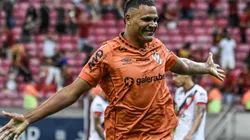 Mikael comemora um dos gols marcados contra o Atlético-GO (Foto: Paulo Paiva/AGIF)