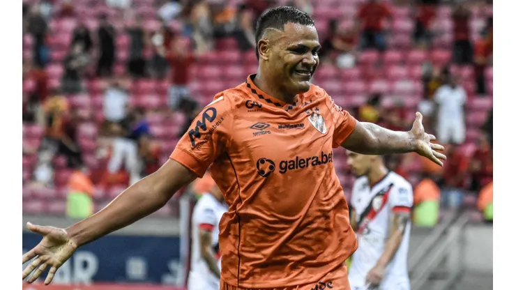 Mikael comemora um dos gols marcados contra o Atlético-GO (Foto: Paulo Paiva/AGIF)