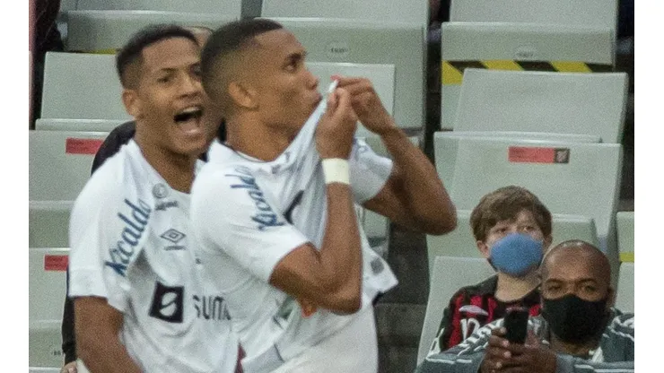 Madson comemora seu gol com Ângelo durante partida contra o Athletico-PR na Arena da Baixada (Robson Mafra/AGIF)