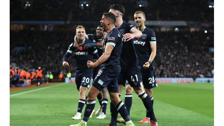 Jogadores do West Ham comemoram gol contra o Aston Villa (Foto: Getty Images)