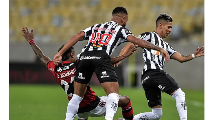 Atlético-MG perde para o Flamengo, mas segue com vantagem na liderança do Brasileirão. (Foto: Thiago Ribeiro/AGIF)