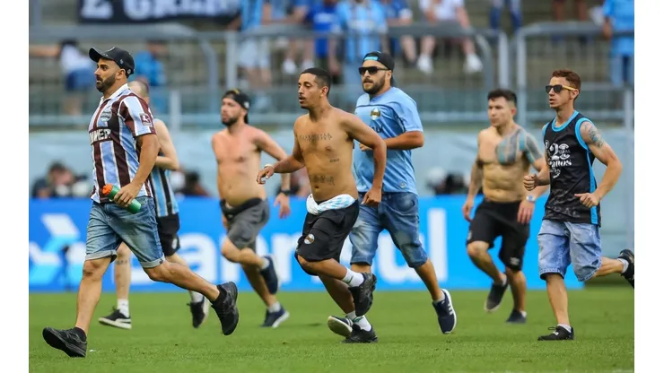 Torcedores do Grêmio invadiram gramado da Arena