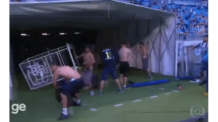 Cenas de selvageria na Arena do Grêmio (Foto: Reprodução/Globo)