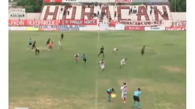 Partida de futebol, na Argentina, foi interrompida quando começaram os disparos vindos da bancada - Imagem: Reprodução