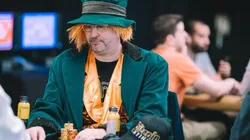 Chapeleiro maluco dono de 16 braceletes (Foto> Hayley Hochstetler/PokerNews)