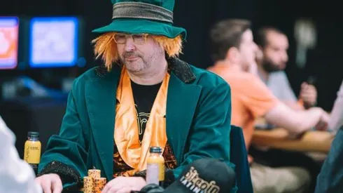 Chapeleiro maluco dono de 16 braceletes (Foto> Hayley Hochstetler/PokerNews)