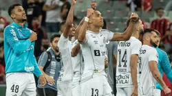 Santos vence o Athletico-PR por 1 x 0 e se distancia ainda mais da zona do rebaixamento. (Foto: Robson Mafra/AGIF)