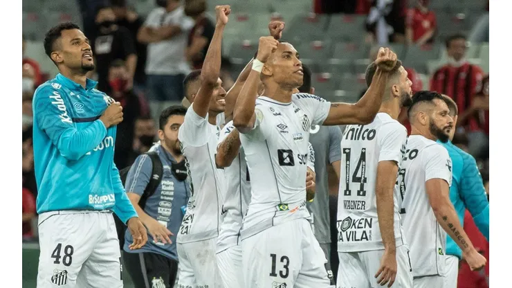 Santos vence o Athletico-PR por 1 x 0 e se distancia ainda mais da zona do rebaixamento. (Foto: Robson Mafra/AGIF)