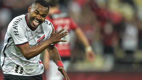 Nikão comemorou segunda final alcançada pelo Athletico na temporada (Foto: Thiago Ribeiro/AGIF)