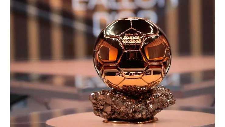 O primeiro brasileiro a vencer o Bola de Ouro foi Ronaldo, em 1996.