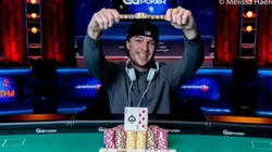 Chad Norton ganhou um bracelete no primeiro torneio dele na WSOP (Foto: Melissa Haereiti/PokerNews)