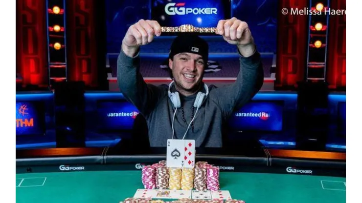 Chad Norton ganhou um bracelete no primeiro torneio dele na WSOP (Foto: Melissa Haereiti/PokerNews)