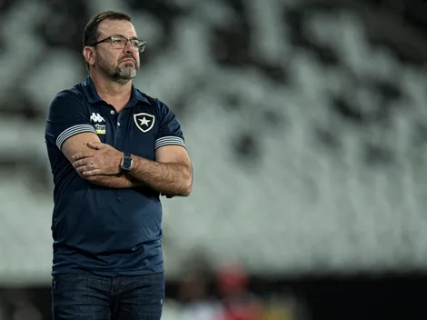 Enderson Moreira mantém base e repete escalação da última partida; Veja