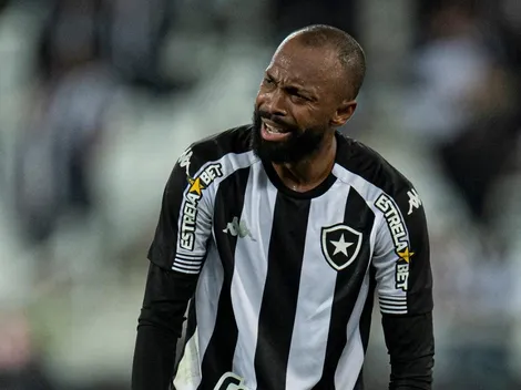 Botafogo informou trauma no tornozelo direito de Chay, jogador deixou o campo chorando