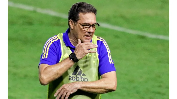 Vanderlei Luxemburgo terá que definir qual jogador atuará improvisado na lateral-esquerda