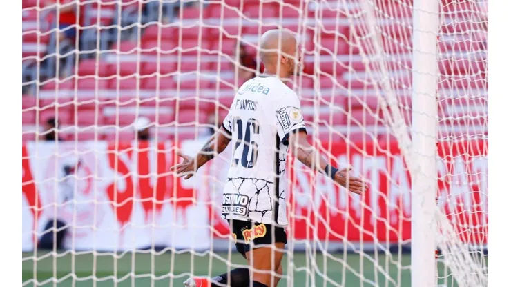Fábio Santos tem ótimo aproveitamento em quesito no Corinthians. (Foto: Maxi Franzoi/AGIF)
