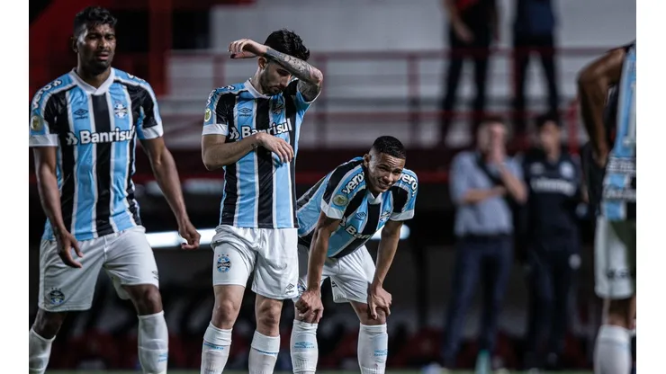 Grêmio perde para o Atlético-GO e se afunda na penúltima colocação do Campeonato Brasileiro. (Foto: Heber Gomes/AGIF)