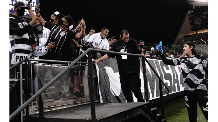 Goleiro Cássio próximo à torcida Camisa 12 (Foto: Ettore Chiereguini/AGIF)