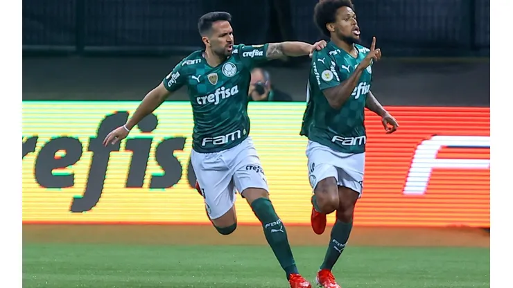 Luiz Adriano anotou o primeiro gol do Palmeiras contra o Sport