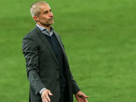 Gaviões da Fiel se manifesta novamente sobre Sylvinho: 'Estagiário'