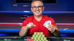Josh Arieh ganhou o terceiro bracelete da carreira na WSOP (Foto: Hayley Hochstetler/PokerNews)