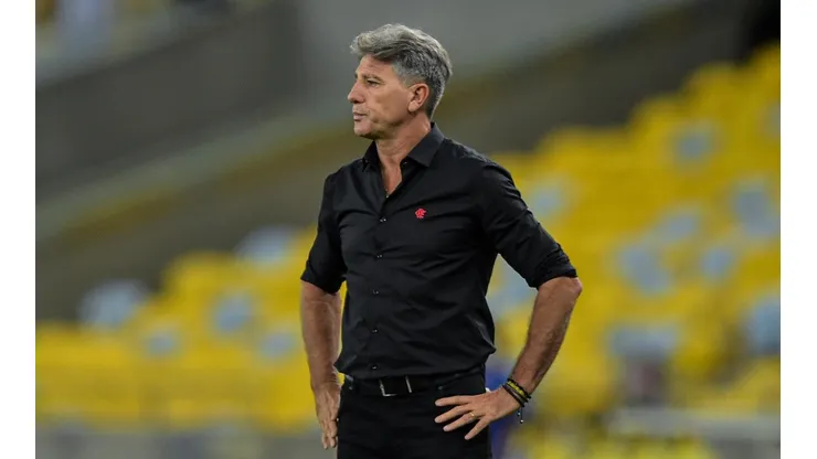Renato Gaúcho lamenta constantes problemas para colocar time ideal em campo (Foto: Thiago Ribeiro/AGIF)