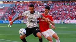 Após levar virada, Internacional busca empate no Beira-Rio com o Corinthians nos acréscimos pelo Brasileirão. (Foto: Maxi Franzoi/AGIF)