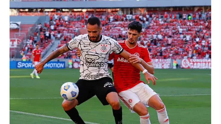Após levar virada, Internacional busca empate no Beira-Rio com o Corinthians nos acréscimos pelo Brasileirão. (Foto: Maxi Franzoi/AGIF)