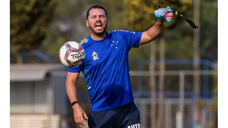 Maurício Copertino comandou o Cruzeiro contra o Avaí, já que o técnico Vanderlei Luxemburgo estava suspenso
