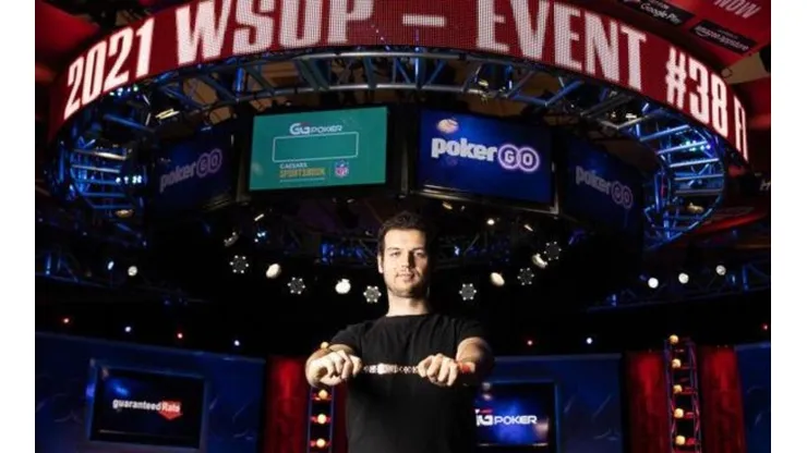 Michael Addamo conquistou o terceiro bracelete da carreira (Foto: Alec Rome/PokerNews)