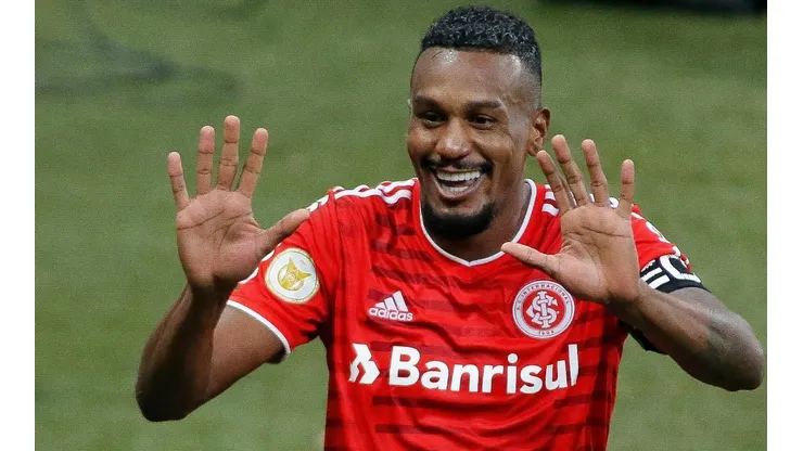 Edenílson estará de volta diante do Corinthians (Foto: Getty Images)