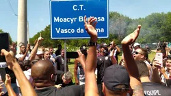 Torcida do Vasco vai até o CT antes de embarque para o Recife (Foto: Carlos Gregório Jr / Vasco)