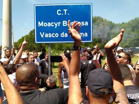 Torcida de clube carioca faz grande festa em frente ao CT e impressiona