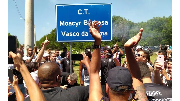 Torcida do Vasco vai até o CT antes de embarque para o Recife (Foto: Carlos Gregório Jr / Vasco)