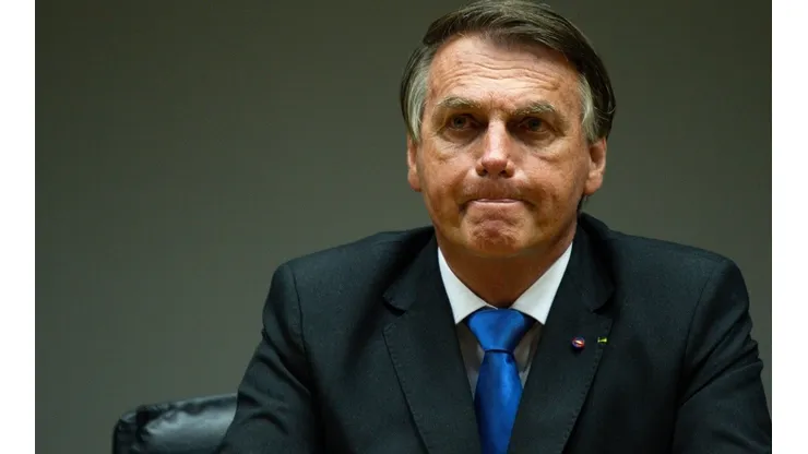 Bolsonaro compartilhou notícia falsa sobre relação da vacina da Covid-19 com a Aids