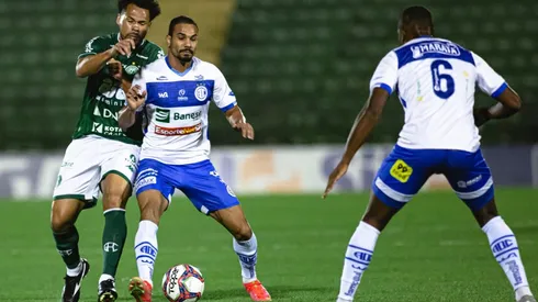 Guarani e Confiança, em campo no Brinco de Ouro (Foto: Diogo Reis/AGIF)