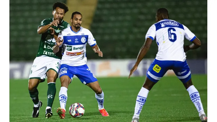 Guarani e Confiança, em campo no Brinco de Ouro (Foto: Diogo Reis/AGIF)