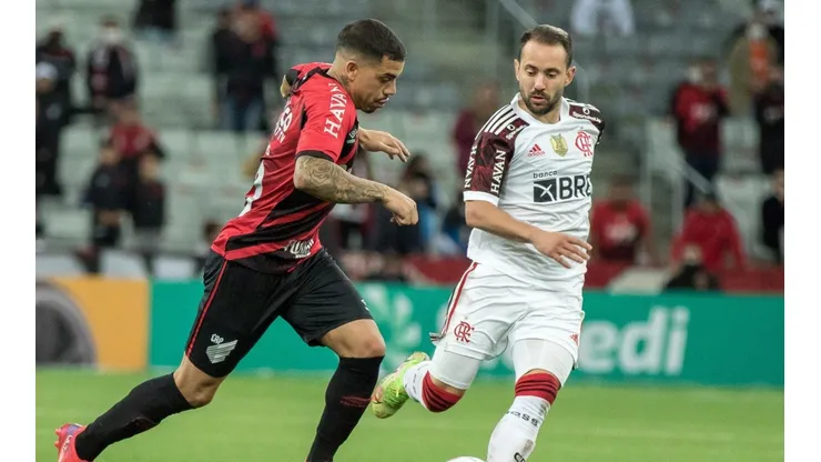 Flamengo mantém escrito sobre o Athletico-PR (Foto: Robson Mafra/AGIF)