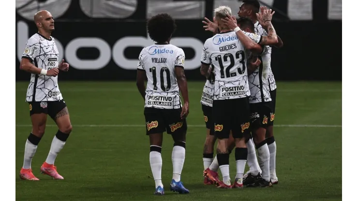 Sylvinho poderá mudar escalação do Corinthians para o confronto contra o Internacional. (Foto: Ettore Chiereguini/AGIF)