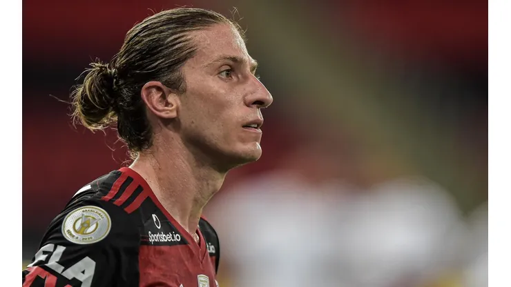 Filipe Luís recebeu o terceiro cartão amarelo e está fora de partida contra o Fluminense, pelo Campeonato Brasileiro