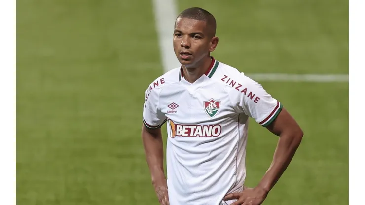 David Braz diz que Fluminense precisa pensar jogo a jogo para chegar a Libertadores (Foto: Marcello Zambrana/AGIF)