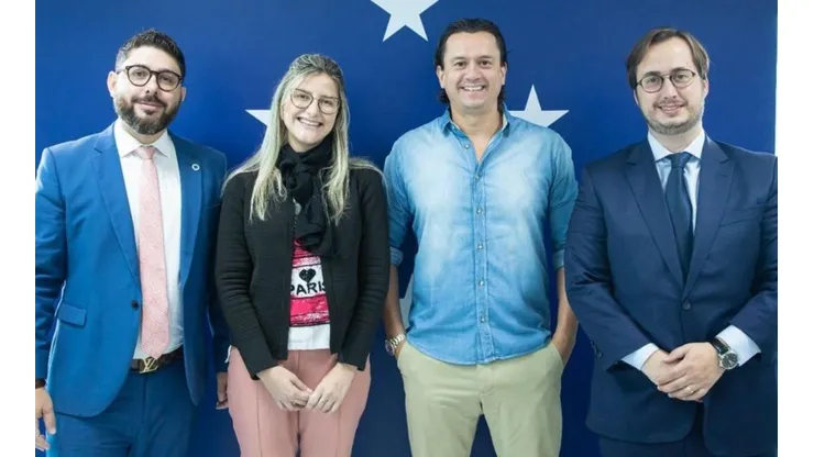 Advogado João Paulo de Almeida Melo (último à direita) anunciou que deixou o clube na manhã desta segunda-feira, 18