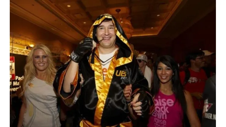Phil Hellmuth já se fantasiou de lutador de MMA (Foto: PokerNews)