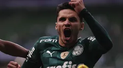 Raphael Veiga comemora o gol marcado contra o Internacional (Foto: Ettore Chiereguini/AGIF)