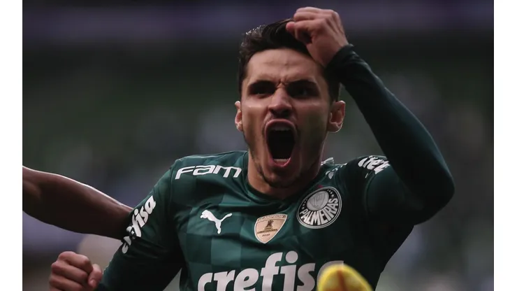 Raphael Veiga comemora o gol marcado contra o Internacional (Foto: Ettore Chiereguini/AGIF)