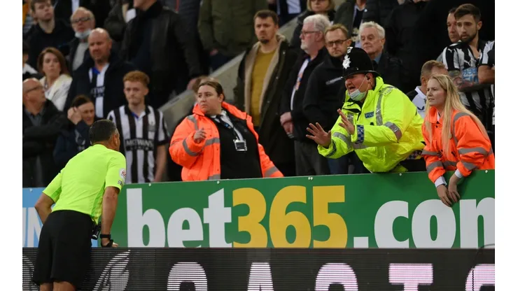 Momento em que o árbitro fala com os seguranças para entender a situação (Foto: Getty Images)