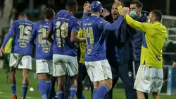 Jogadores do Cruzeiro, em campo contra o Coritiba (Foto: Robson Mafra/AGIF)